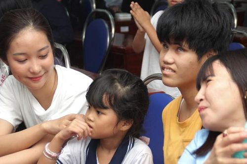 Thí sinh Hoa Hậu Việt Nam 2020 chia sẻ yêu thương cùng các em nhỏ kém may mắn ở Vũng Tàu
