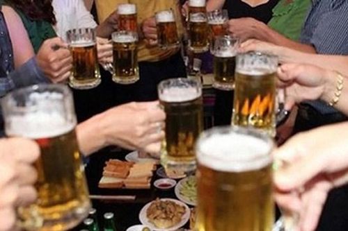 Gia tăng số người uống rượu, bia ở cả hai giới