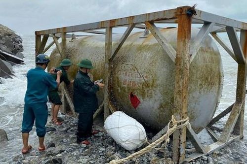 Lại phát hiện bồn kim loại in chữ Trung Quốc dạt vào bờ biển
