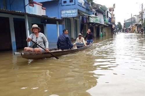 Chèo thuyền giữa phố cổ Bao Vinh