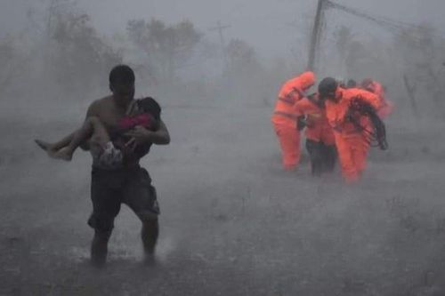 Cảnh tan hoang khi bão Vamco quét qua Philippines