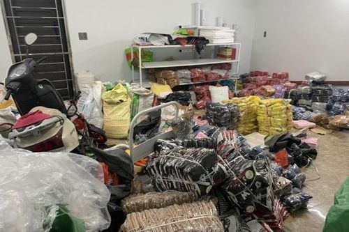 Triệt phá kho hàng chứa gần 8.000 sản phẩm thời trang nhập lậu