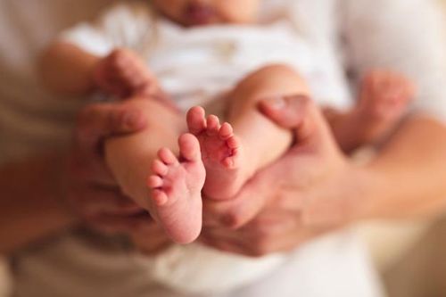 Cắt khối u khổng lồ ở ngực cho bé 3 ngày tuổi