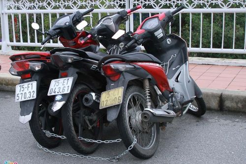 Người Huế đưa ôtô, xe máy lên cầu tránh lũ