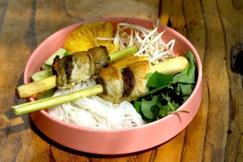 Làm bún cá chẽm cuốn sả lạ miệng