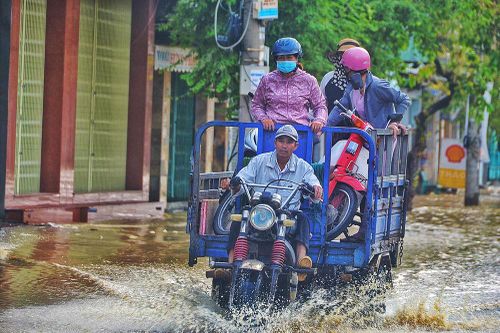 Nhiều khu vực trong TP Quy Nhơn ngập lụt do nước nguồn đổ về