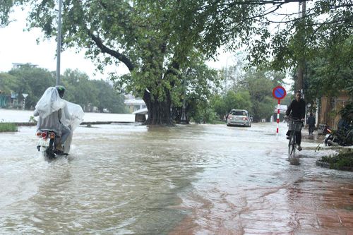 Nước lũ lên cao, nhiều khu vực ở Thừa Thiên Huế chìm trong biển nước