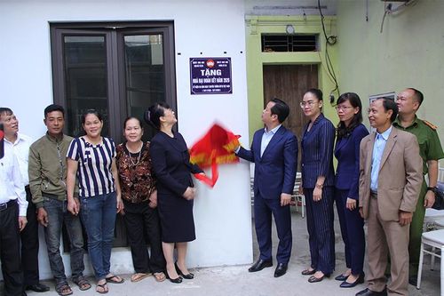 Quận Bắc Từ Liêm trao Nhà Đại đoàn kết cho hộ cận nghèo
