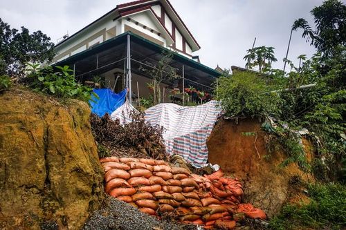 Hà Tĩnh: Nhiều nhà dân 'cheo leo' bên bờ kè dang dở