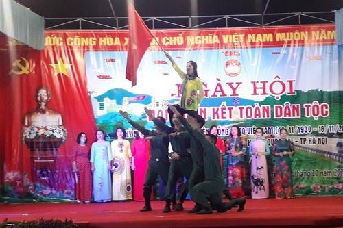 Phó Chủ tịch UBND TP Lê Hồng Sơn dự Ngày hội Đại đoàn kết tại Quốc Oai