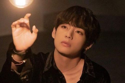 ARMY phát sốt với nhan sắc 'xuyên không' của V BTS
