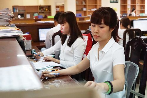 Bằng trung cấp chính trị có thể thay chứng chỉ ngạch cán sự?