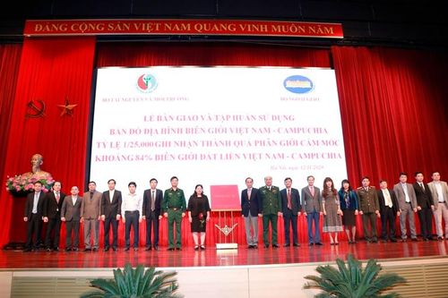 Bàn giao bản đồ địa hình biên giới Việt Nam-Campuchia tỷ lệ 1/25.000