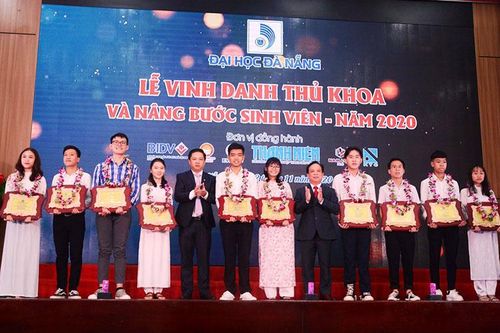 Đại học Đà Nẵng vinh danh thủ khoa và nâng bước sinh viên đến trường