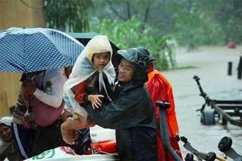 Dốc sức giúp dân trong bão, lũ