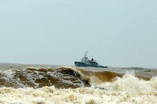 Những ánh sao trong mưa lũ: Xuyên tâm bão giữa trùng khơi cứu tàu bị nạn