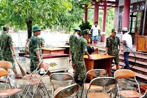 Quân dân vững vàng trong bão