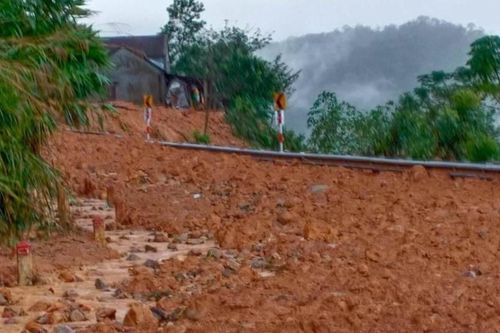 Công an xã kịp thời đưa 2 người bị thương do sạt núi đi cấp cứu