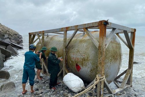 Quảng Ngãi phát hiện ba vật thể lạ trôi dạt vào bờ biển