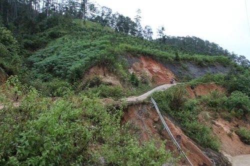 Huyện Đăk Glei, Kon Tum: Hơn 1.000 hộ dân khốn đốn vì đường 'hở hàm ếch'