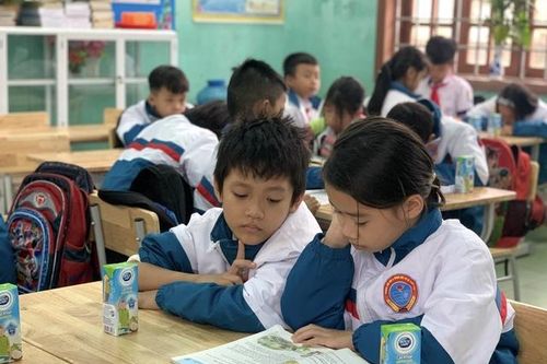 Quảng Trị: Sữa Cô gái Hà Lan tặng quà cho học sinh vùng lũ