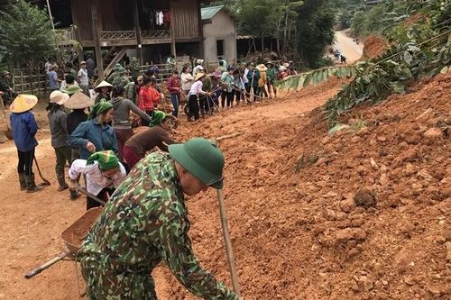 Khắc phục sạt lở sau mưa lũ