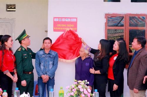 Bàn giao nhà 'Mái ấm nhân đạo cho người nghèo vùng biên'