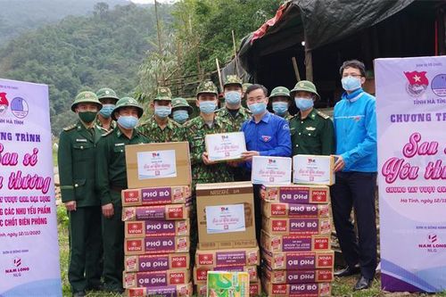 Tỉnh đoàn Hà Tĩnh trao tặng nhu yếu phẩm cho các chốt phòng, chống dịch Covid-19