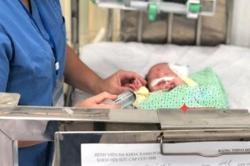Bé trai 4 tháng bị bỏ rơi trước cổng chùa