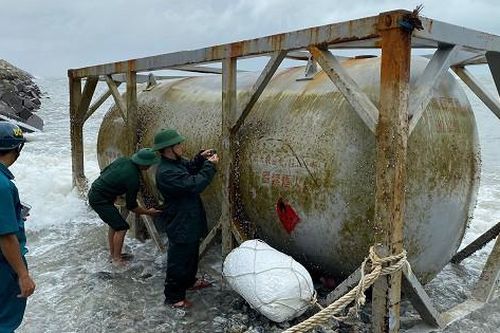 Bồn kim loại in chữ Trung Quốc liên tục trôi dạt vào bờ biển tỉnh Quảng Ngãi, Quảng Nam