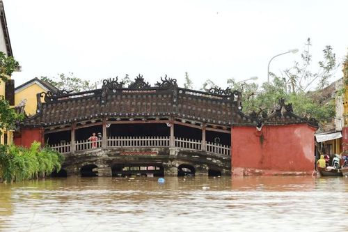 Xót xa nhìn phố cổ Hội An 'ngâm' trong nước lũ