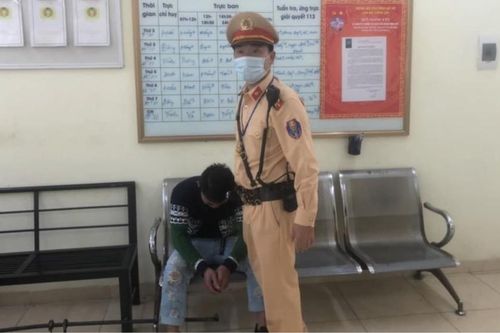 Nam thanh niên khóc như mưa, định nhảy cầu Chương Dương vì tan vỡ cuộc tình