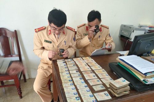 Phát hiện, xử lý hàng trăm giấy phép lái xe giả