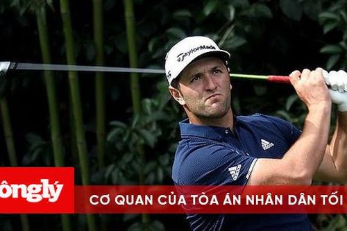 Jon Rahm thể hiện cú hole-in-one qua mặt nước