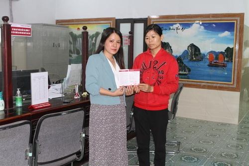 Trao hơn 187 triệu đồng đến anh Đinh Văn Luân bị tai nạn liệt giường