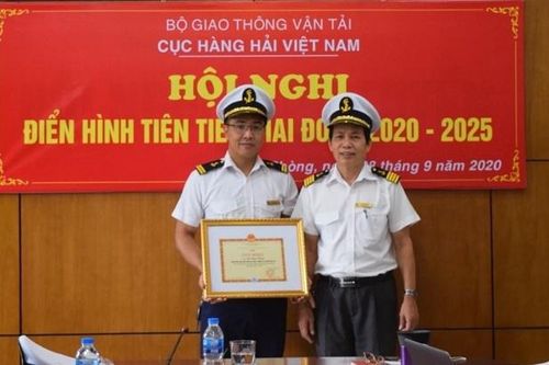 Người thầy phía sau những chuyến tàu vươn khơi