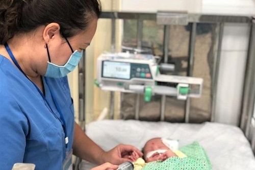 Bé trai 4 tháng tuổi suy hô hấp nặng bị bỏ rơi ở cổng chùa