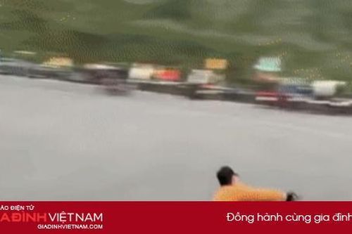 Đi xe máy 'diễn xiếc' trên đèo Hải Vân
