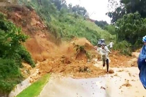 Clip vụ sạt lở núi kinh hoàng tại Quảng Nam, vùi lấp một người