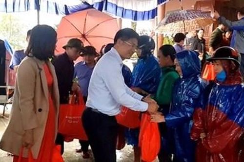 Đảng ủy khối các cơ quan Trung ương và Đảng ủy VKSND tối cao hỗ trợ, tặng quà người dân vùng lũ Quảng Trị