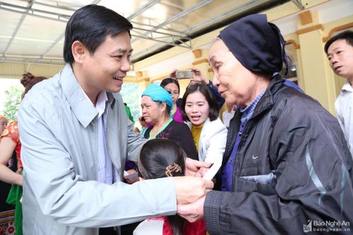 Trưởng Ban Nội chính Tỉnh ủy Hồ Lê Ngọc chung vui Ngày hội Đại đoàn kết với người dân Quỳ Hợp