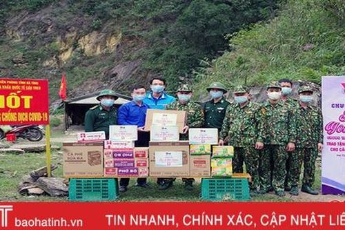 Tỉnh đoàn Hà Tĩnh trao tặng nhu yếu phẩm cho chốt phòng, chống dịch Covid-19