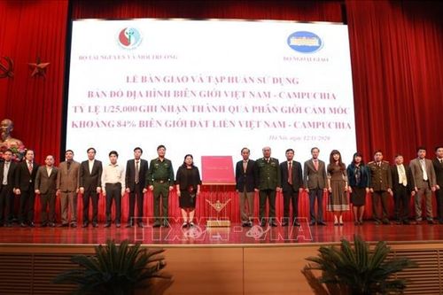 Bàn giao bản đồ địa hình biên giới Việt Nam - Campuchia tỷ lệ 1/25.000