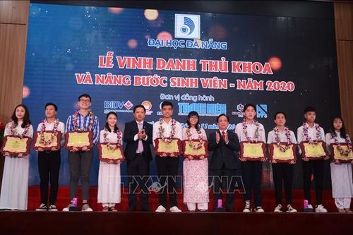 Đà Nẵng: Vinh danh, trao thưởng thủ khoa đại học