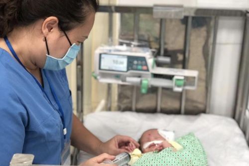Bé trai 4 tháng tuổi bị mẹ bỏ rơi ở cổng chùa trong tình trạng suy hô hấp nặng kèm đa dị tật