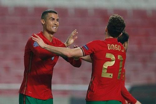 Ronaldo ghi bàn và kiến tạo trong chiến thắng tưng bừng của Bồ Đào Nha