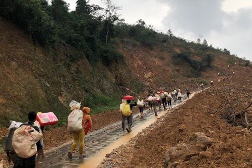 Xúc động hình ảnh đoàn cứu trợ ôm hàng hóa, leo dốc hơn 10 cây số để giúp đỡ người dân miền Trung