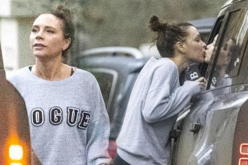 Victoria Beckham tự tin để mặt mộc xuống phố nhưng lại gây tranh cãi vì hôn môi con gái