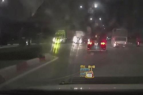 Clip: Liều lĩnh phóng xe 'thông chốt' CSCĐ, 2 thanh niên ngã lộn vòng như diễn xiếc giữa ngã tư