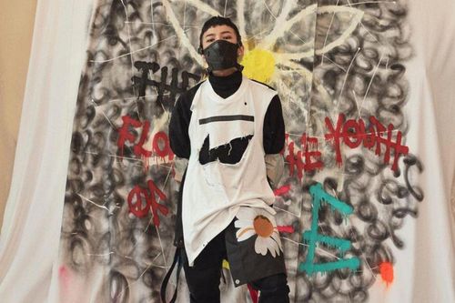 Dân tình rộn ràng như Tết khi G-Dragon quảng bá đôi giày hoa cúc phiên bản màu trắng